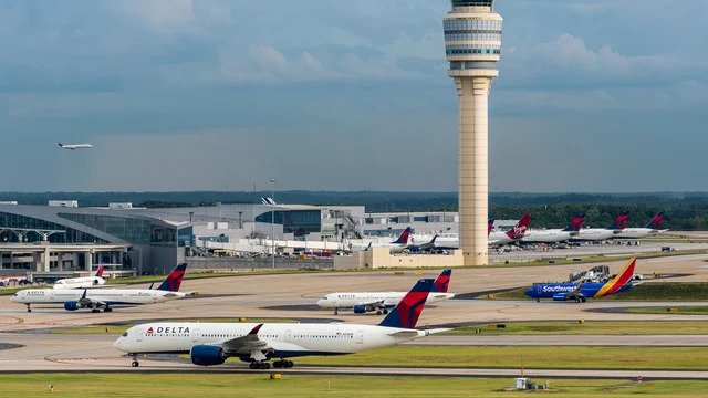 المطار الأكثر ازدحامًا في العالم هو مطار هارتسفيلد-جاكسون (ATL)